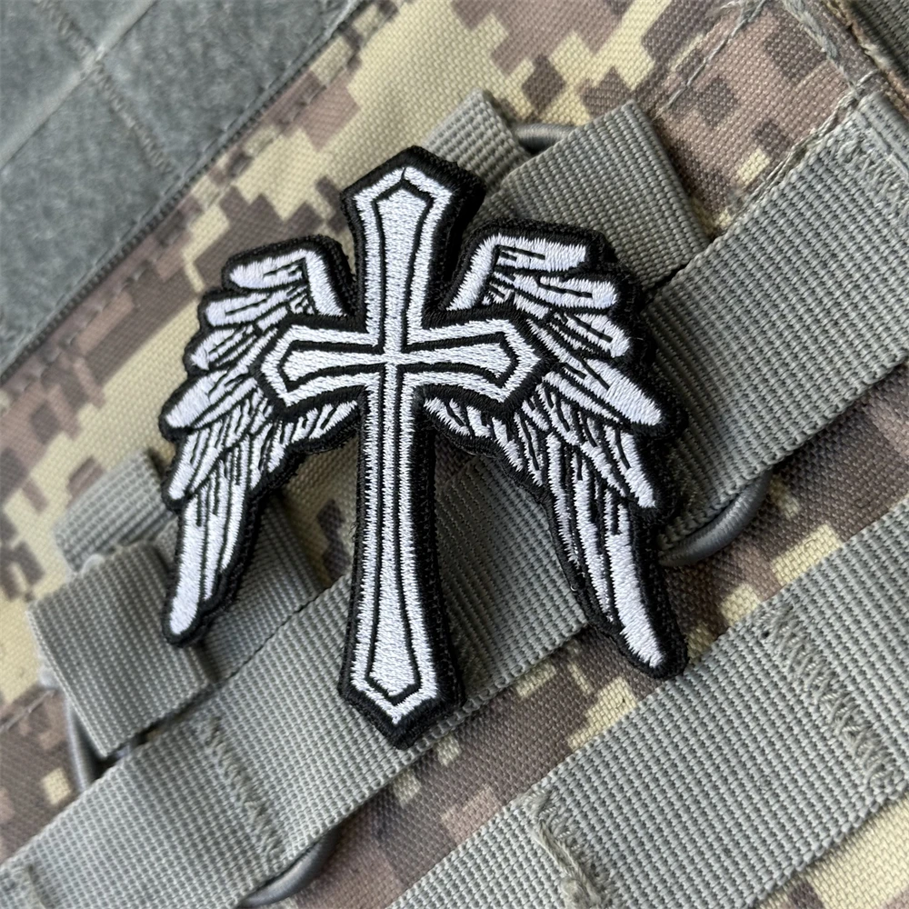Parche táctico de moral con cruz con alas, insignia cristiana angélica, parches bordados de gancho y bucle para ropa, pegatina para mochila - imagen 4