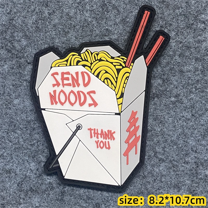 Una pequeña pegatina de una caja de comida para llevar con fideos y palillos