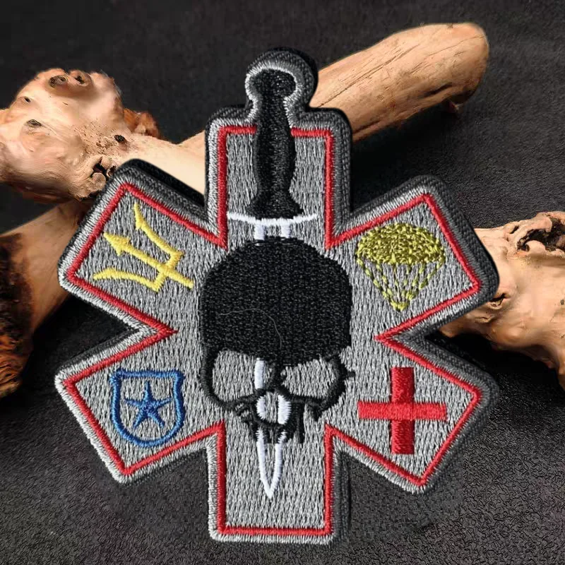 COMBAT MEDIC parche bordado cráneo chaleco táctico gancho y bucle insignia de moral mochila pegatina decorativa brazalete parches para ropa - imagen 3
