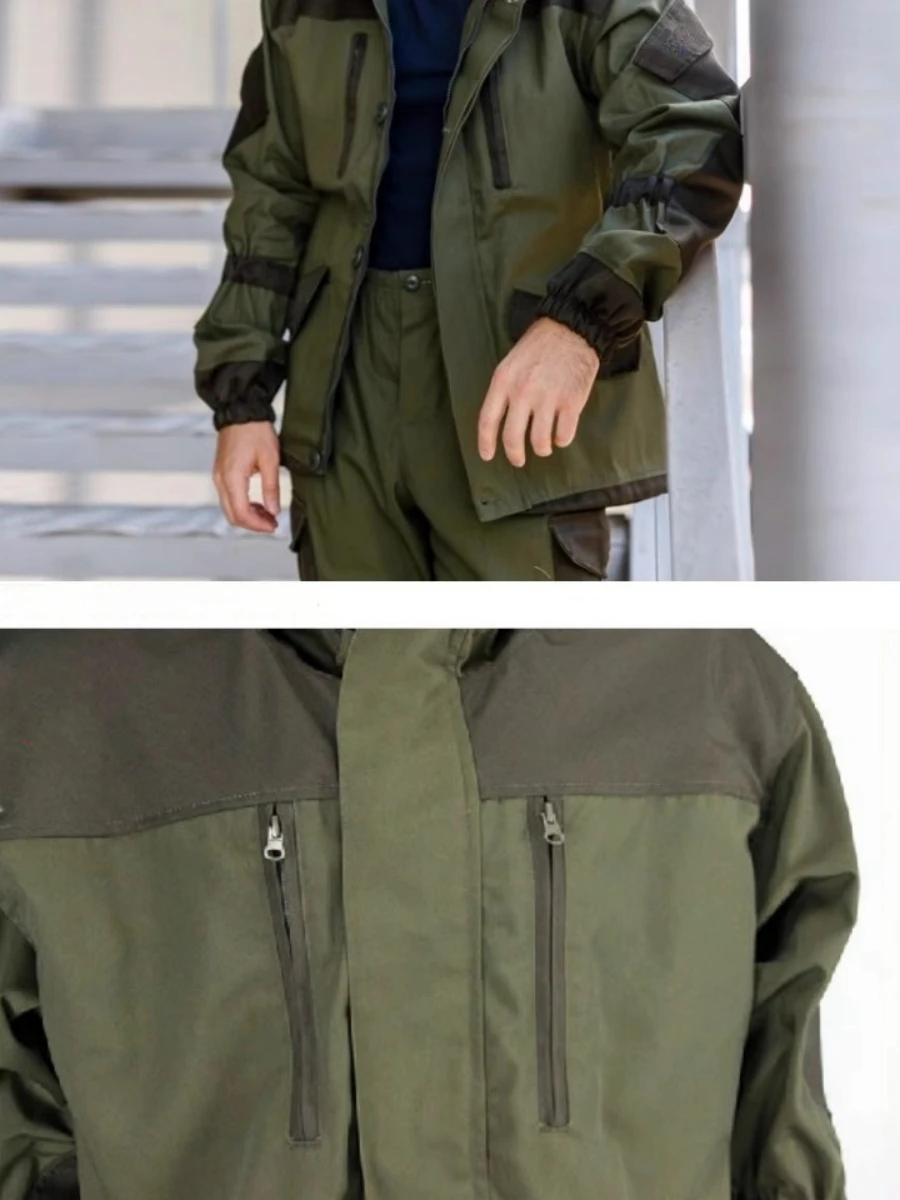 Un hombre con una chaqueta verde y pantalones