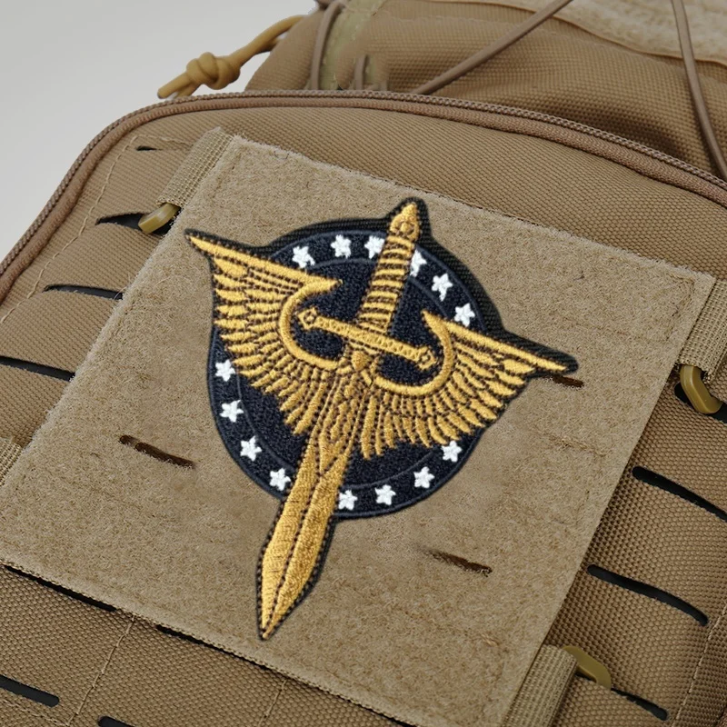 Parche táctico bordado alas y espada – insignia militar con velcro