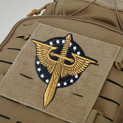 Parche táctico bordado alas y espada – insignia militar con velcro