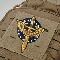 Parche táctico bordado alas y espada – insignia militar con velcro