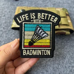 Parche Táctico de Bádminton con la Frase 'La Vida es Mejor con el Bádminton', Parche Bordado con Gancho y Bucle, Insignia de Moral, Pegatinas Militares para Mochila