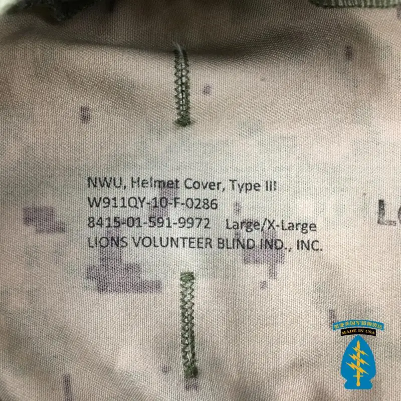 Una bolsa de camuflaje con una etiqueta que dice la cubierta del casco NWU tipo III