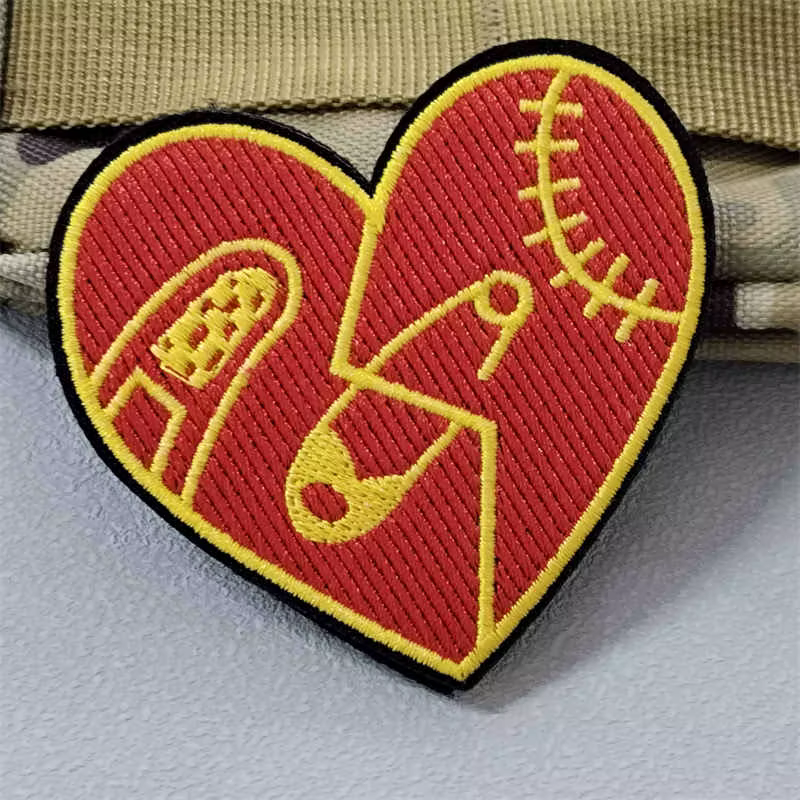 Parche táctico velcro corazón dañado – Insignia moral militar - imagen 4