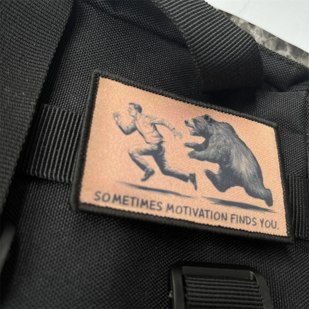 Parches de insignia de moral de los osos salvajes te están persiguiendo, "A veces, motivación te encuentra", brazalete táctico, mochila, pegatinas impresas - imagen 2