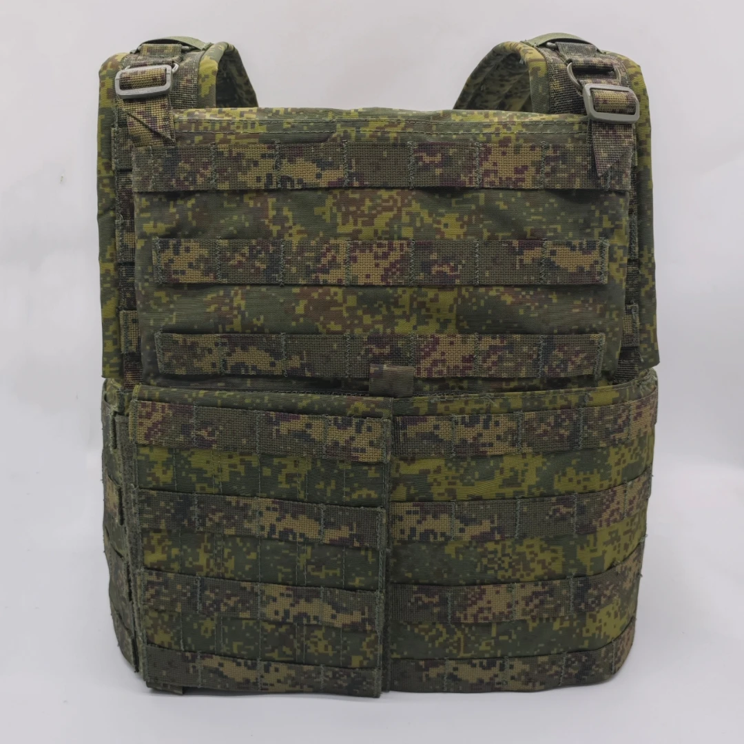 Uniforme usado en entorno forestal mostrando efectividad del camuflaje