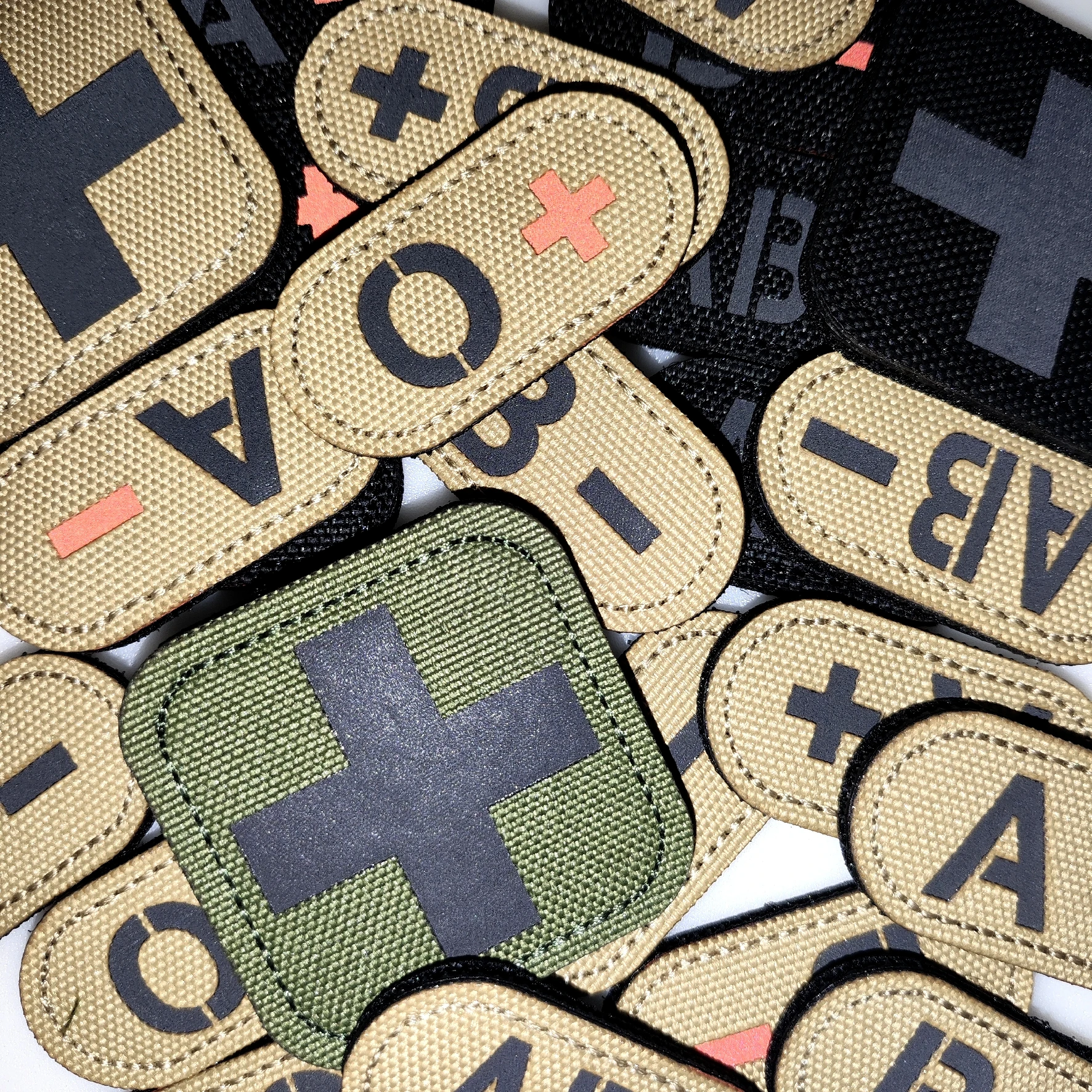 Parche de camuflaje 0 positivo tipo sangre A B O AB -IR reflejo en color trasero oscuro sombrero micro brazalete chaleco táctico Parche - imagen 4