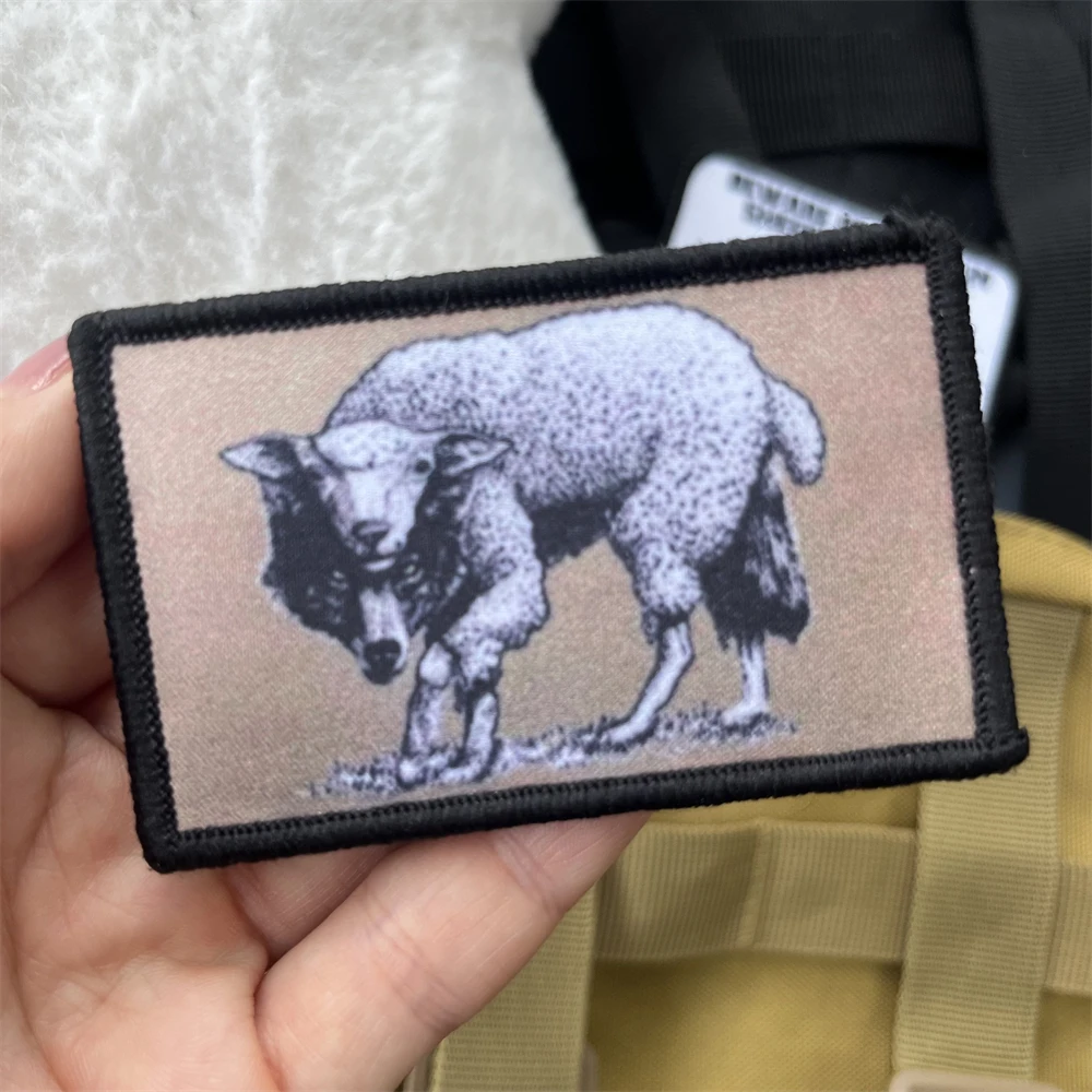 Parches tácticos de lobo en la ropa de oveja, insignia militar, bandera de Estados Unidos, brazalete de combate, mochila DIY, pegatinas de gancho y bucle - imagen 5