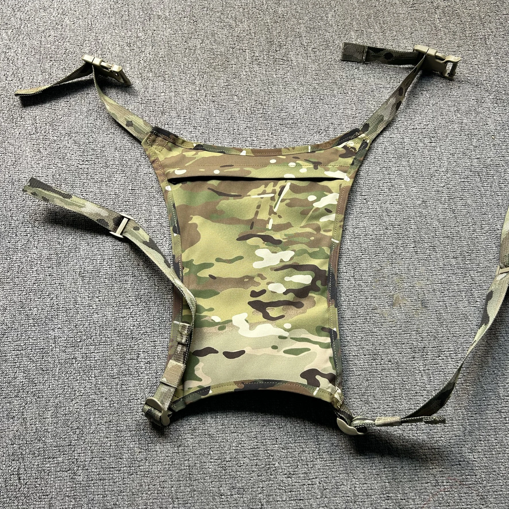 Mochila táctica con bolsillos dobles de canguro, compartimento de expansión, panel MOLLE y colgador para casco - imagen 2