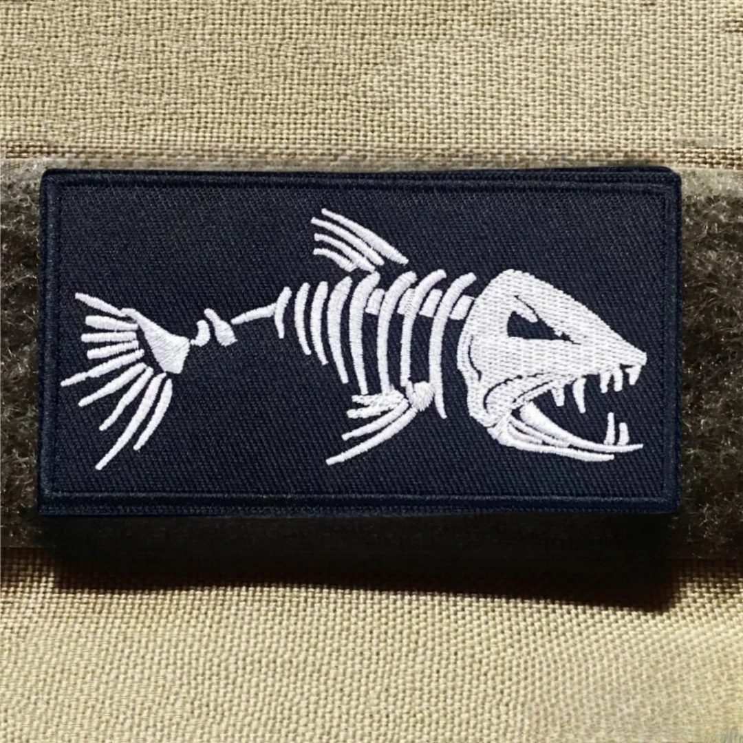 Parche táctico de moral Chevron "esqueleto de pescado", brazalete militar, insignia bordada con gancho y bucle, accesorios para mochila, pegatinas - imagen 5