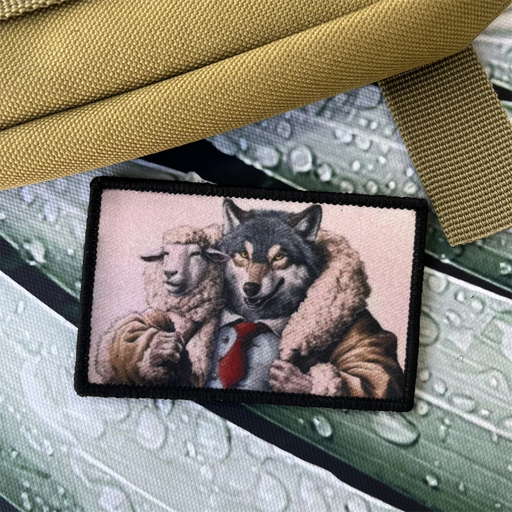 Parches de ropa de lobo en oveja, insignia de moral táctica, impresa de gancho y bucle pegatina, brazalete militar - imagen 3