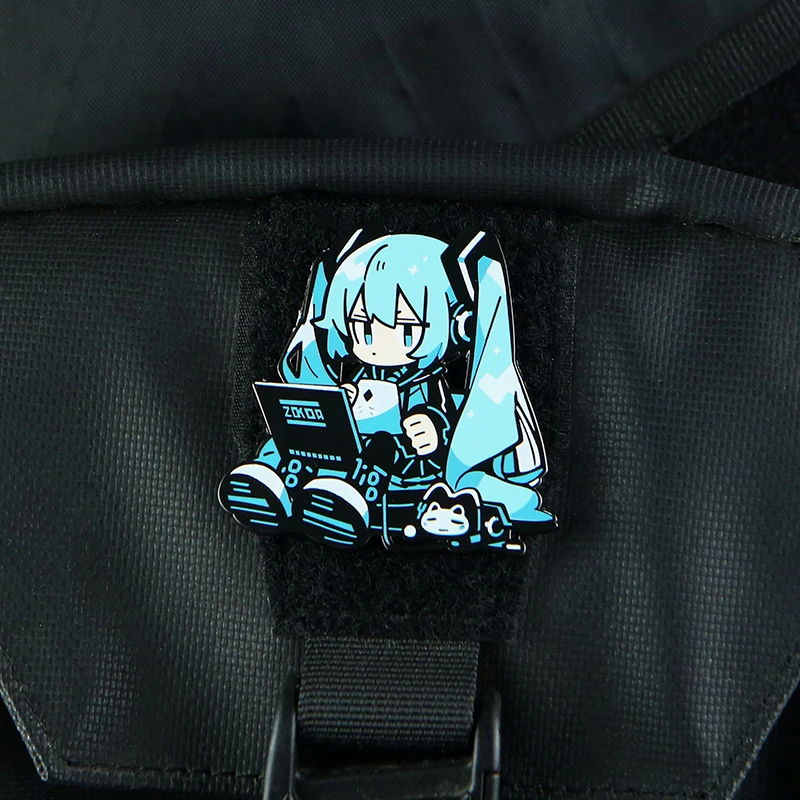 Insignia táctica de dibujos animados de Miku, parche de Metal bidimensional para decoración de mochila, diseño de chica bonita con gancho - imagen 3