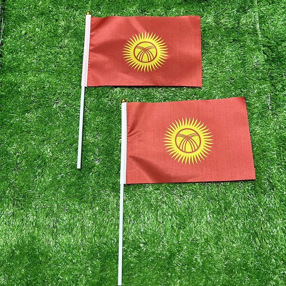Bandera del cielo bandera de Kirguistán bandera de mano 10/20/50/100pcs 21*14cm bandera de Kirguistán ondeando a mano con poste de plástico para la decoración de la actividad deportiva - imagen 2