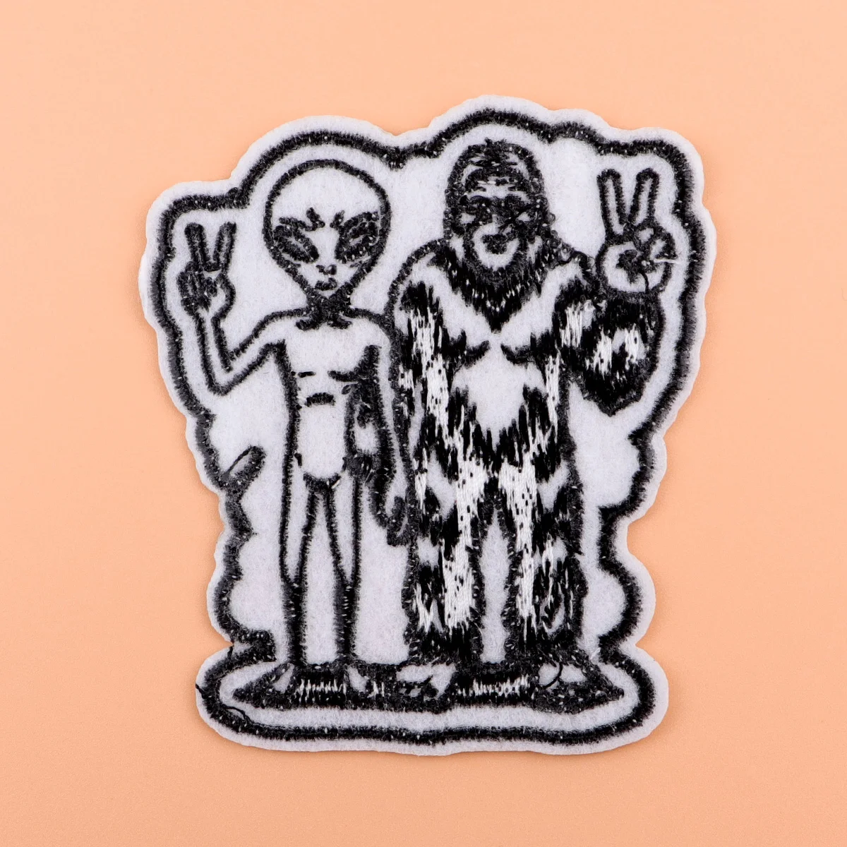 Monstruos y Alien paz parche bordado de dibujos animados de hierro en parches para ropa termoadhesivos parches en ropa bricolaje coser insignias - imagen 4