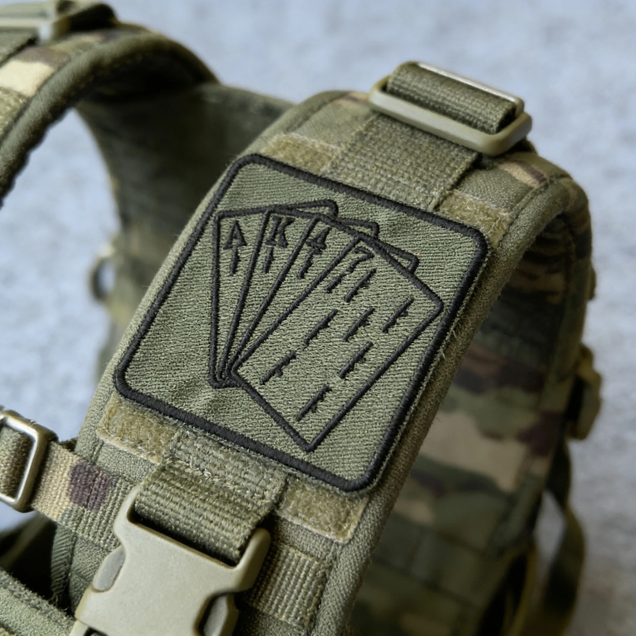 Parche velcro táctico AK-47 diseño cartas póker – Militar - imagen 2