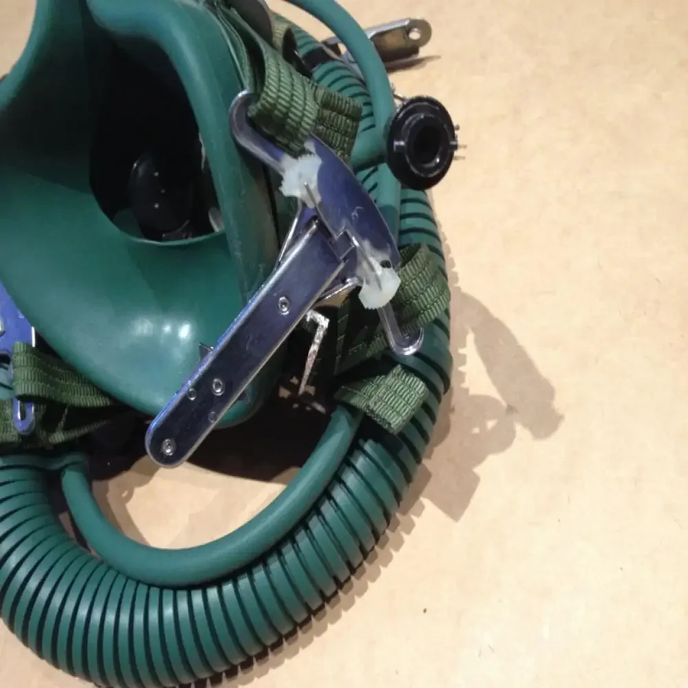 Máscara de oxígeno de vuelo genuina coleccionable - imagen 3