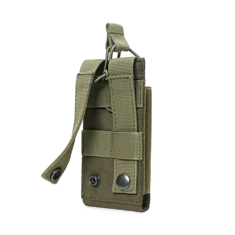 Una caja verde con una correa y un botĂłn en la parte delantera