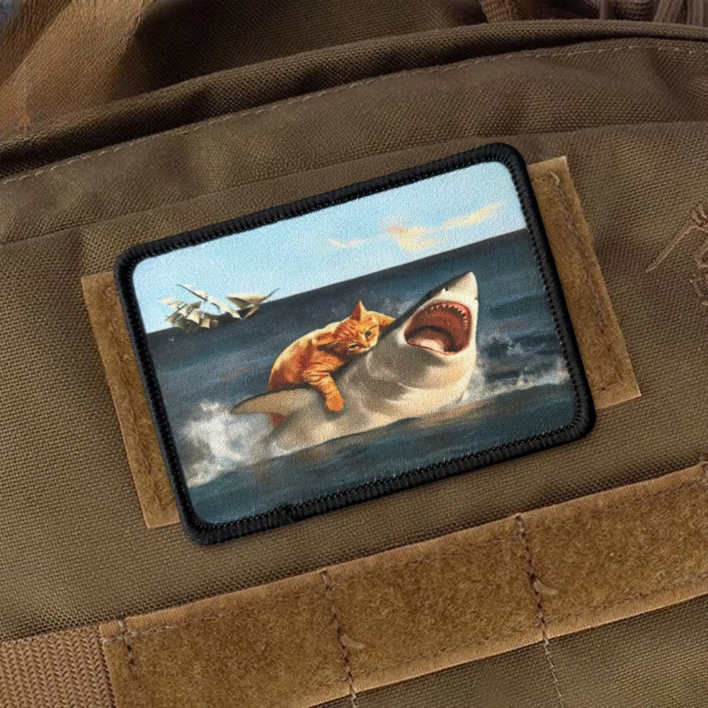 Parche táctico velcro gato montando tiburón – Meme surrealista mochila - imagen 4