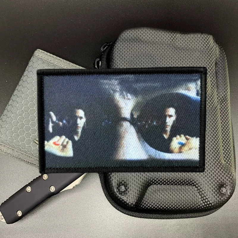 Parche de película Morpheus Red Pill Matrix para ropa, insignias de moral táctica, parches militares con gancho impreso, pegatinas para mochila - imagen 3