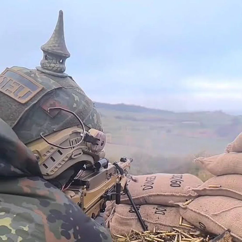 Decoraciones superiores puntiagudas para casco táctico estilo prusia - imagen 3