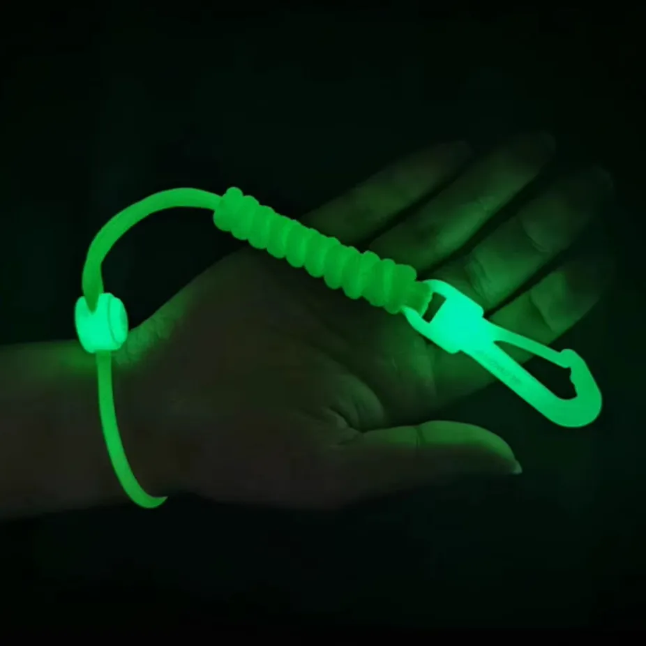 LLavero de cuerda de paraguas tejido, cordón de linterna, hebilla colgante luminosa triangular, conexión, mango de caché, equipo táctico al aire libre - imagen 5