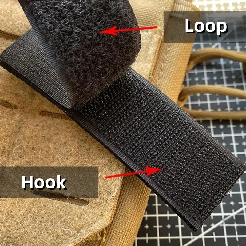 Una correa negra con un bucle y un gancho