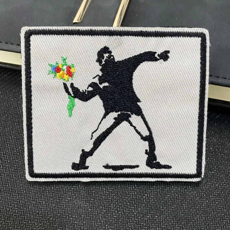 Insignia de moral Banksy, parche bordado, gancho y bucle, flor divertida, ropa artística, pegatina de mochila, parches militares tácticos - imagen 4