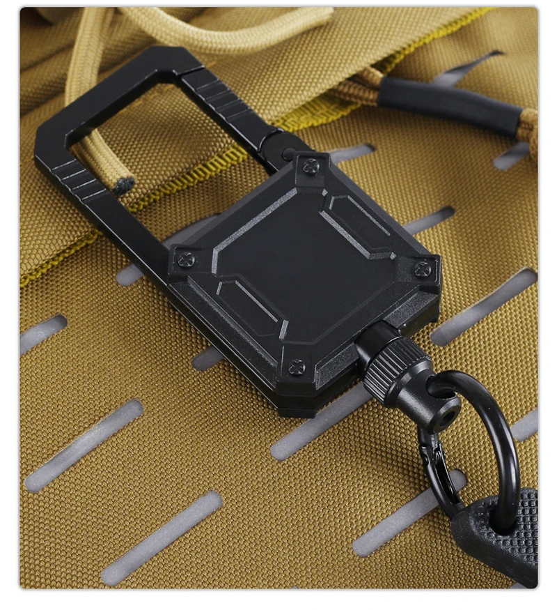 Un artículo negro y gris con una cadena colgando de él