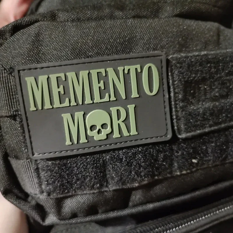 Insignia de moral de PVC "Memento Mori", parches luminosos de gancho y bucle, emblema de calavera táctica, brazalete militar, pegatinas para mochila - imagen 4