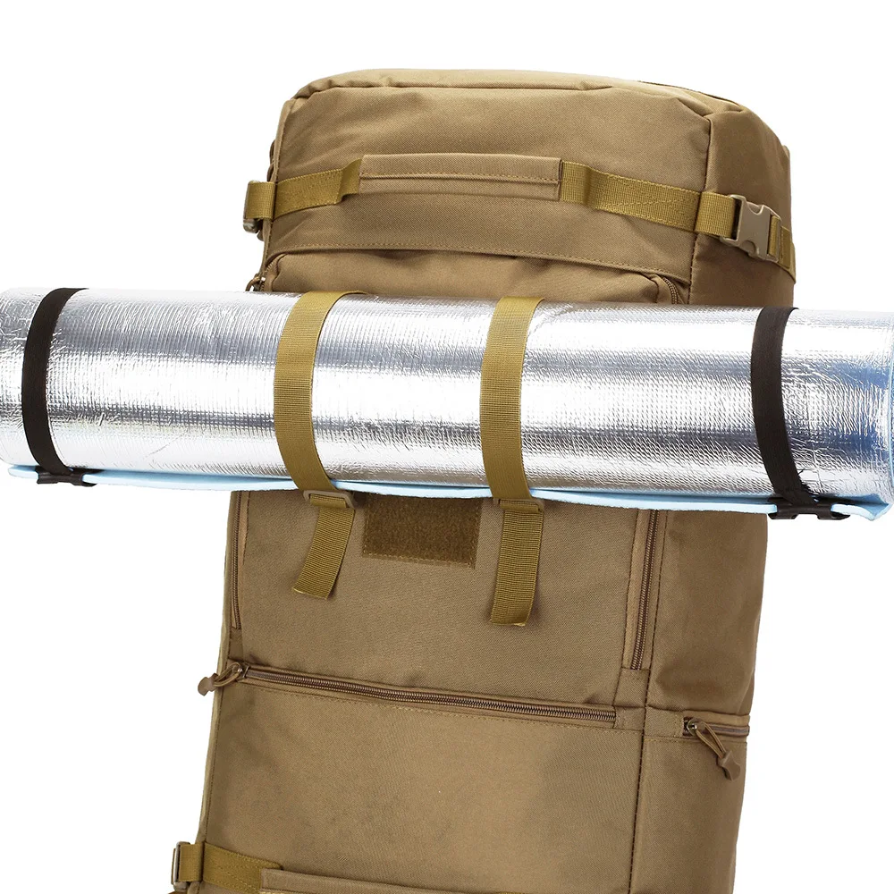 Una mochila con un saco de dormir en la parte superior