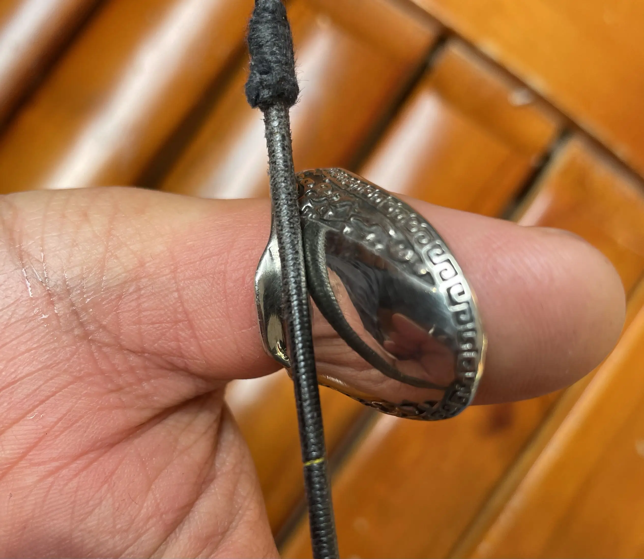 Equipo protector tradicional del arco del anillo del pulgar del tiro con arco al aire libre, anillo blanco de la nudillo de cobre