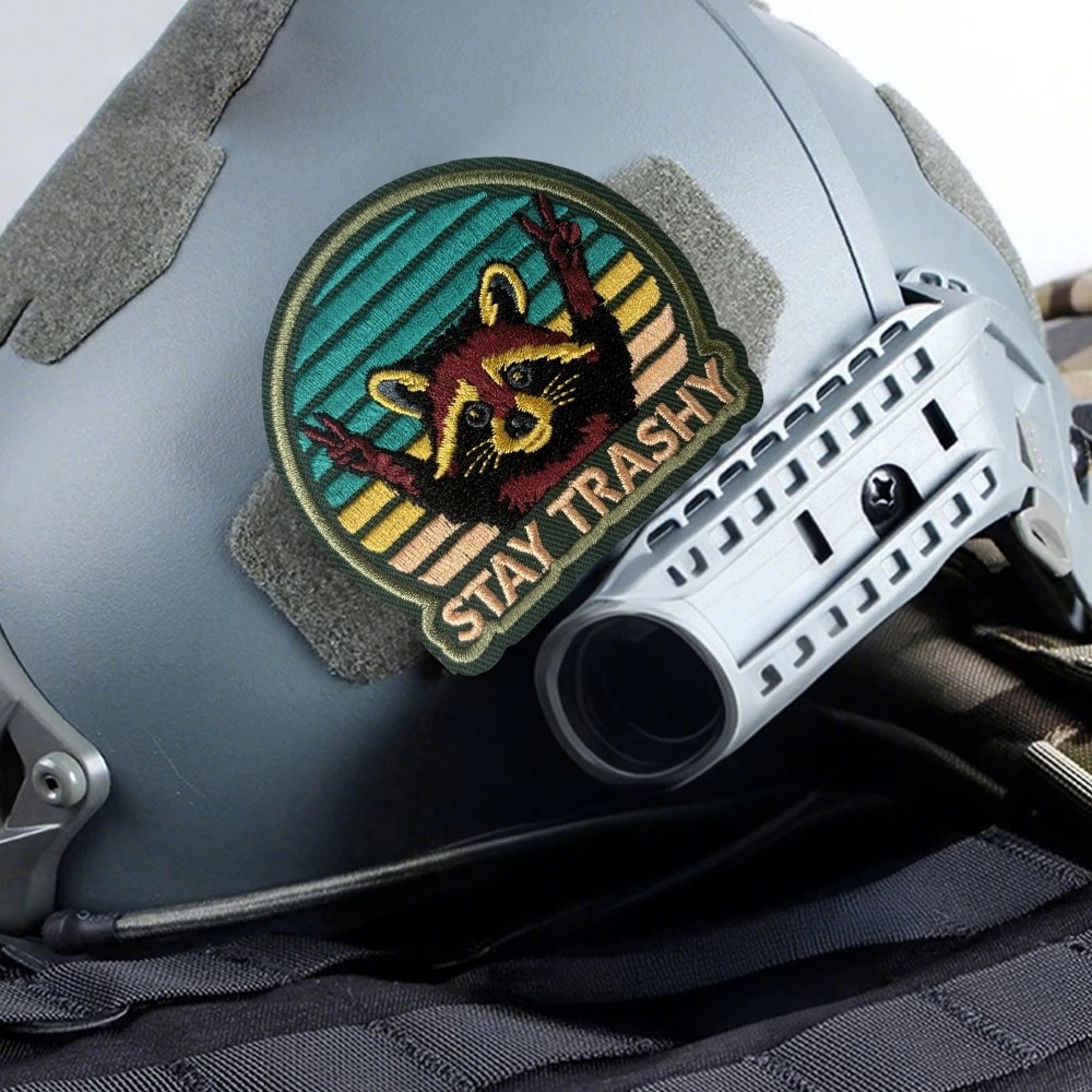 Parche táctico Stay Trashy Raccoon bordado con velcro para airsoft
