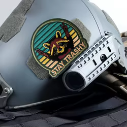 Parche táctico Stay Trashy Raccoon bordado con velcro para airsoft
