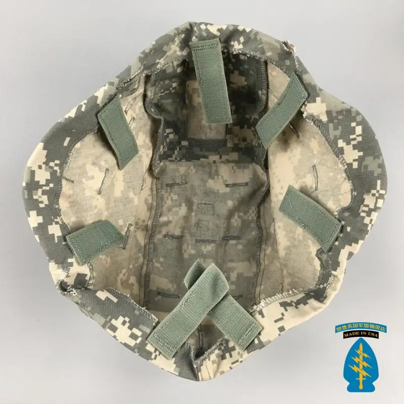 Una bolsa de camuflaje con una correa verde