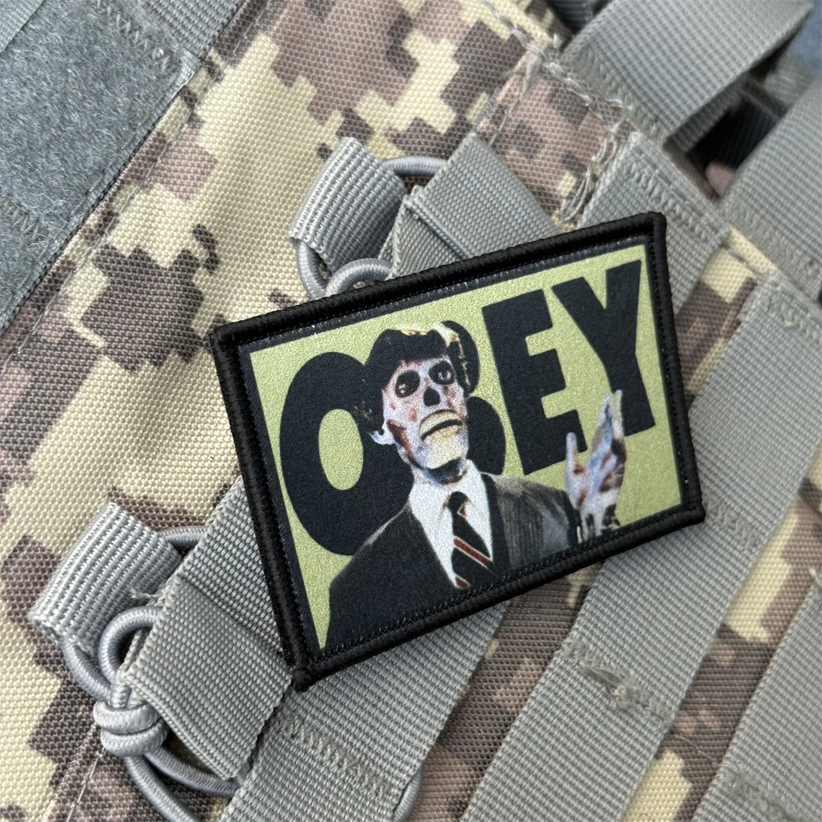 They Live "OBEY" divertido insignia de moral parche emblema militar brazalete táctico gancho y bucle ropa mochila accesorios pegatinas