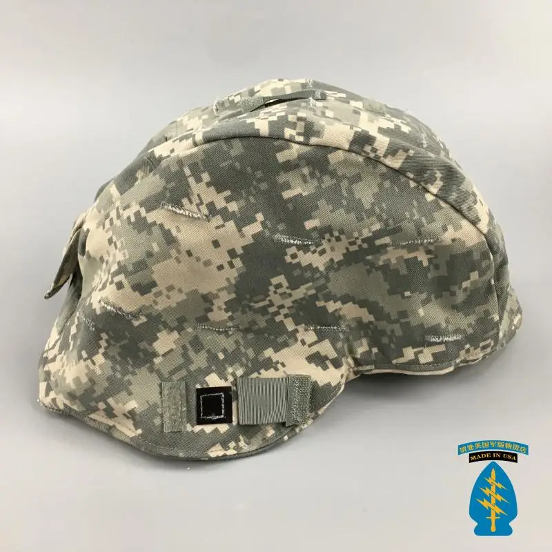 Un sombrero de camuflaje con un logotipo en el costado