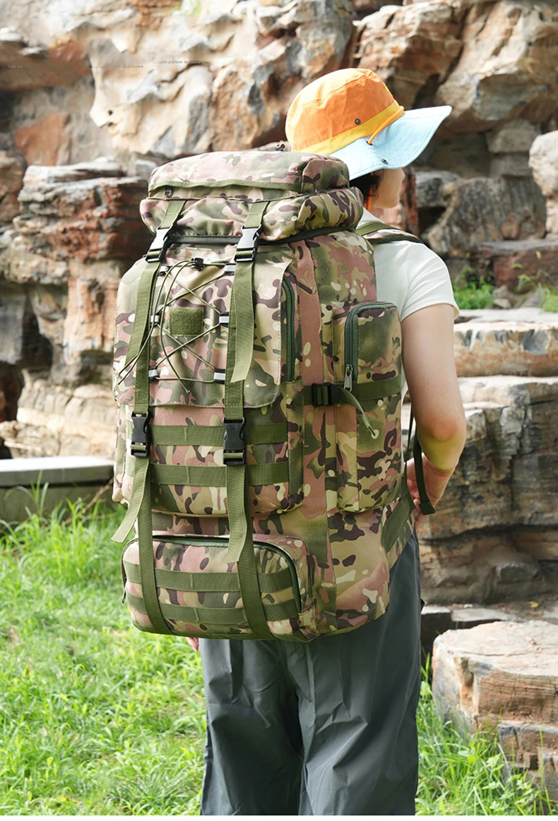 Detalle del sistema Molle y correas laterales