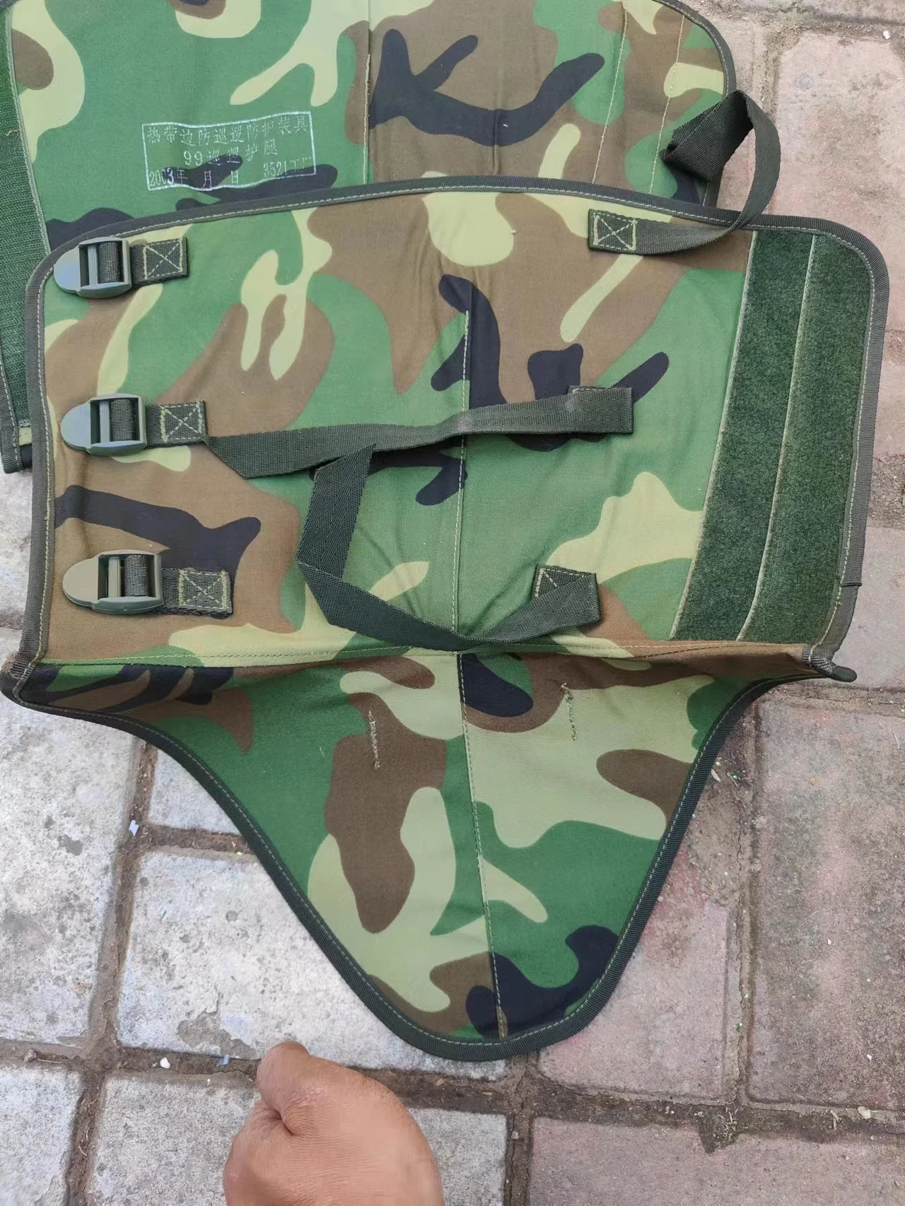 Vista frontal de los protectores de piernas con camuflaje jungle