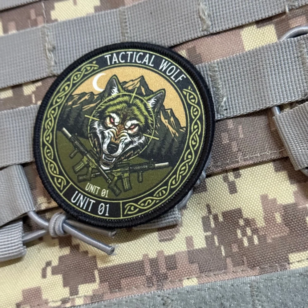 Lupo parche táctico lobo con rifles cruzados, velcro para mochila - imagen 3