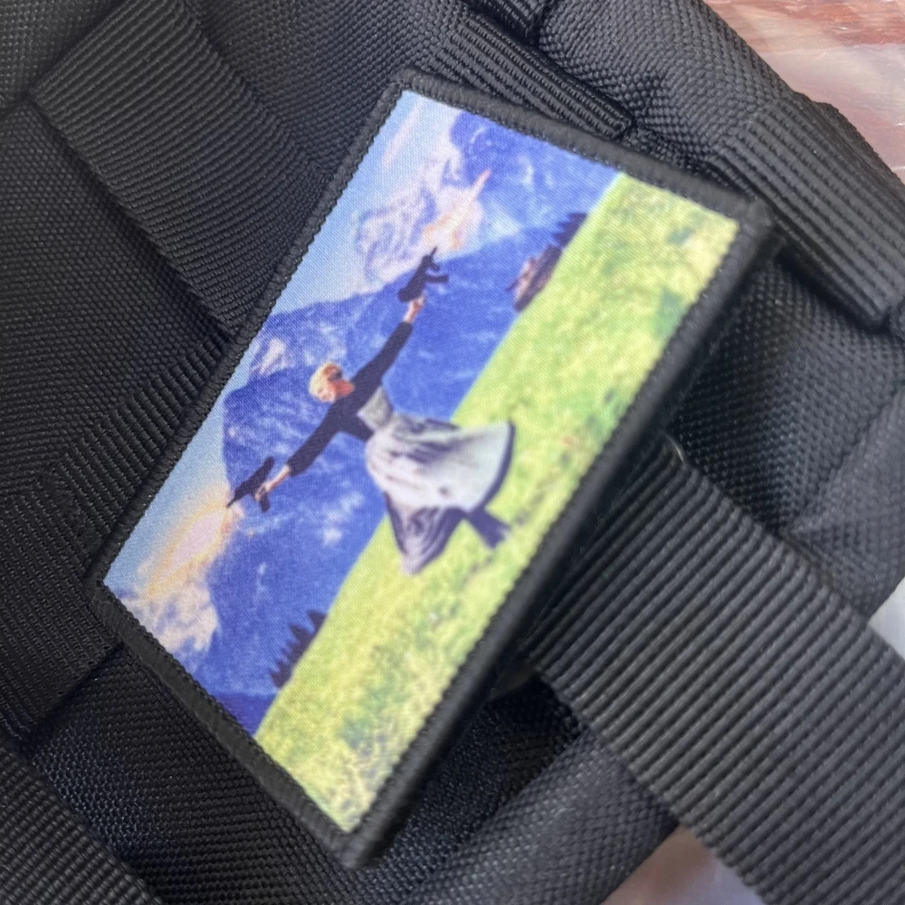 Sonido de la música Julie Andrews shooting Uzis (ella parece muy feliz). Parches tácticos militares, insignia de moral, pegatina estampada para mochila - imagen 3