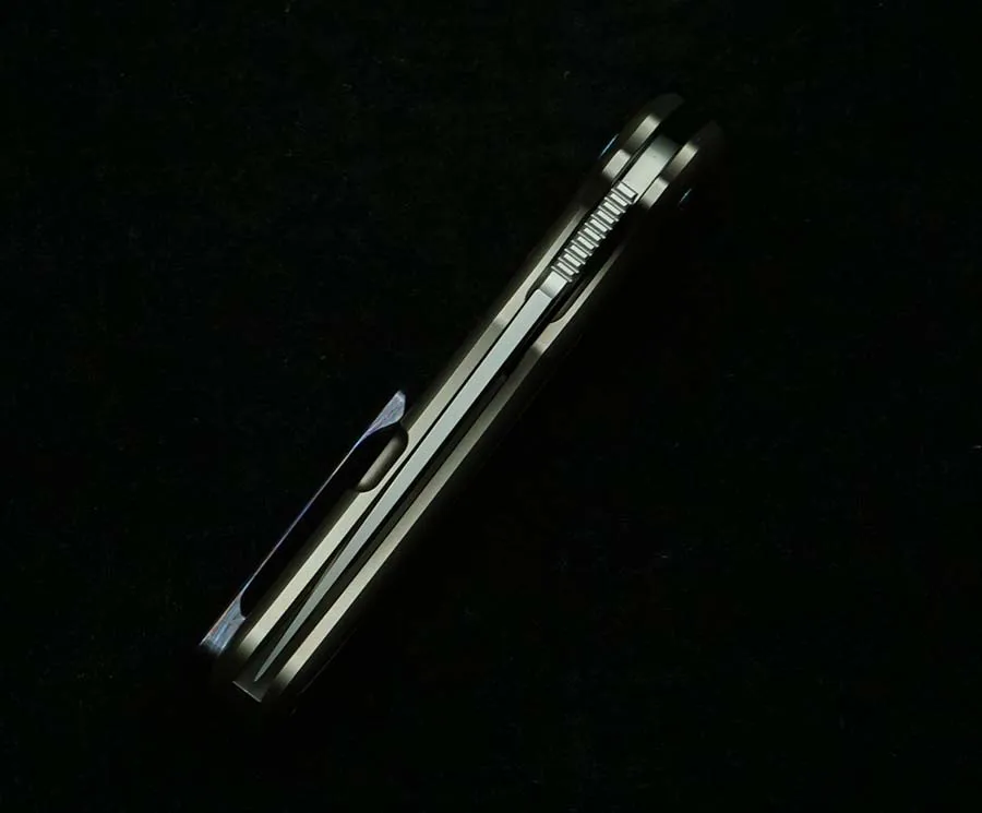 Cuchillo plegable abierto para uso práctico