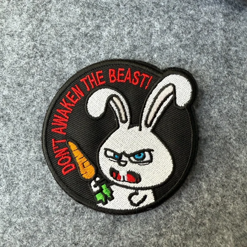 “¡No despertar la bestia! Parche táctico de conejo, insignia de moral bordada, parche militar con gancho y bucle para apliques de mochila - imagen 4