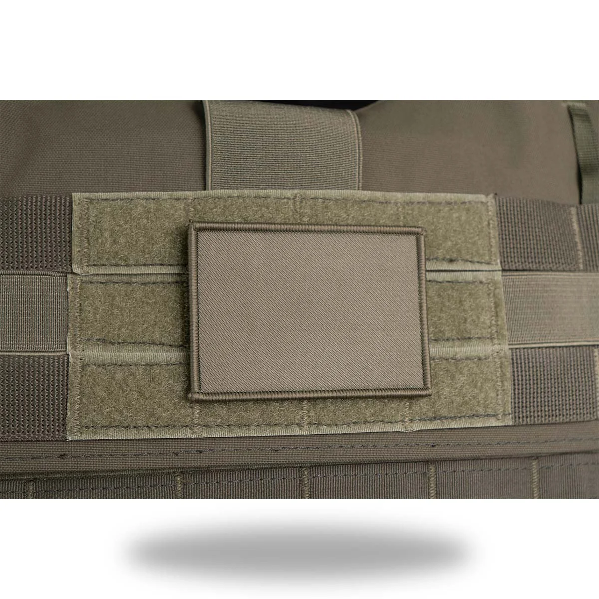 Casco con cierre de gancho y bucle con logotipo en blanco escrito a mano, camiseta sin mangas, mochila, logotipo de bolsa de asalto - imagen 3