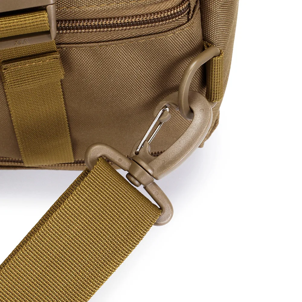 Una bolsa marrón con correa y hebilla