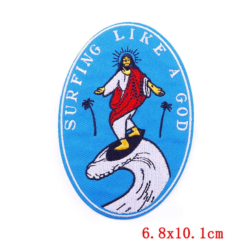 Un parche azul y blanco con una imagen de Jesús en una tabla de surf