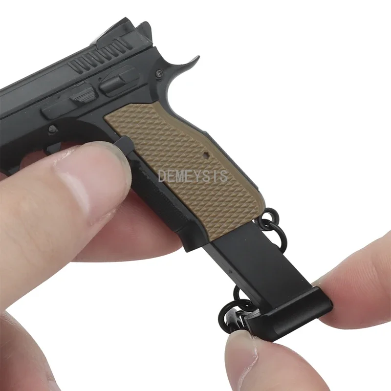 Mini llavero táctico con forma de pistola, modelo 92G, decoraciones para llaves portátiles, llavero desmontable para escalada y senderismo, juguetes de tendencia, regalo - imagen 3