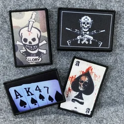 Insignia de moral táctica AK47, brazalete de esqueleto de póker, insignia de arma, gancho y bucle, doble pistola, parche militar de Calavera, pegatina de mochila