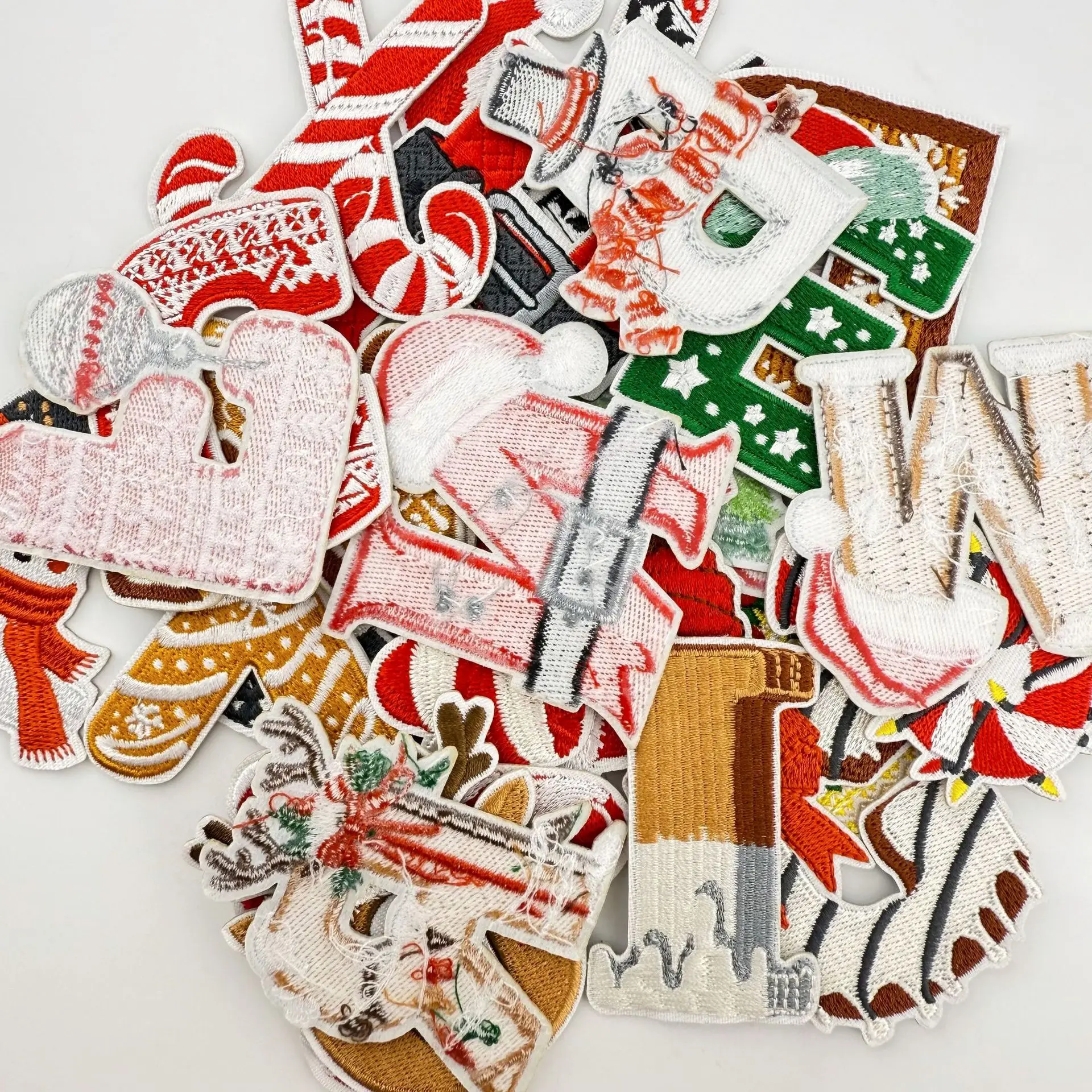 10-26 Uds Navidad nuevo Color 26 letras en inglés parches bordados planchar en parches para ropa chaquetas sombreros uniforme insignias para coser - imagen 3